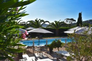 卡尔热斯兰迪斯克丝酒店的一个带桌椅和遮阳伞的游泳池