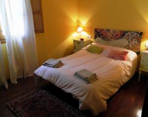 格拉纳达Escapadas romanticas en Granada jacuzzi的卧室配有白色的床和枕头。
