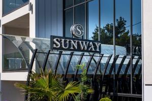 卡利塞亚-豪客迪克斯Sunway Hotel的建筑物前的一条太阳道标志