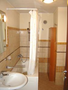 奥里斯塔诺Casa Liliana的带淋浴和盥洗盆的浴室