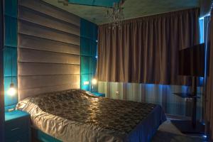 雅典Madison的一间卧室配有一张床和一个吊灯