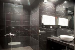 雅典Madison的黑色浴室设有水槽和镜子