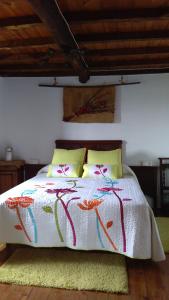 里瓦德奥A Minguxaina的一间卧室配有一张带白色毯子和黄色枕头的床。