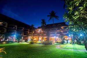 拉迈阿洛哈度假酒店的享有度假村的夜间景致。