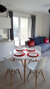 尤斯托尼莫斯基Sunshine的客厅配有白色的桌椅