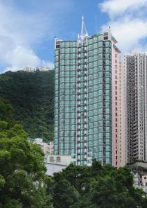 香港宏基国际宾馆的一座高大的建筑,前面有树木