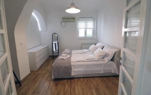 诺维萨德Apartman Tina的白色卧室设有床铺和水槽