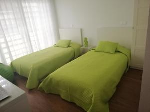Caldas de São JorgeCasa do Engenho的卧室内两张并排的床