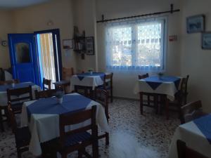 菲罗斯特法尼菲罗斯特法尼别墅酒店的一间带桌椅的用餐室和窗户。
