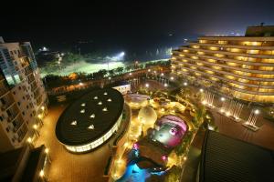 庆州庆州韩华度假村的晚上酒店享有空中景色