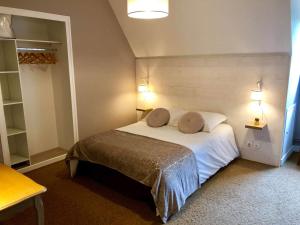 拉罗克加雅克克洛斯盖尔拉朵酒店的一间卧室配有一张带两个枕头的床