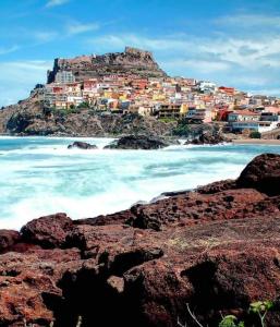 卡斯特尔萨多L'Antico Faro的一座城市,位于海边的山顶上