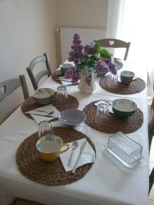 SeigyAu Nid Douillet的桌子,盘子,碗,花瓶