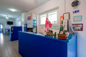克里日亚Ostello Corniglia的蓝色的办公室里的一个蓝色的柜台