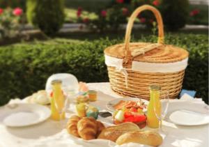隆达La Perla Blanca - Ronda的野餐桌,包括一篮面包和果汁
