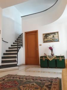 阿奇雷亚莱Casa delle Aci的客厅设有楼梯和门