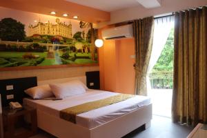 长滩岛亦优泰尔长滩岛酒店的一间卧室配有一张壁画床