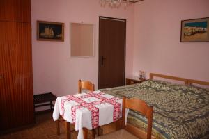 波尔托罗Sobe Vrabec的卧室配有床、桌子和门