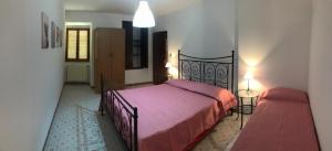 奥利亚斯特罗奇伦托Magico Cilento的一间卧室配有一张大床和一张红色毯子