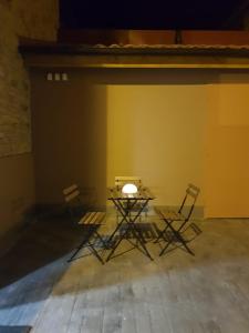MondariaHostal Rural Villa de Mendavia的空房间里两把椅子和一张桌子