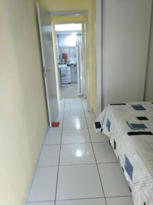 累西腓Recife Centro Apartamento的一间铺有瓷砖地板的卧室