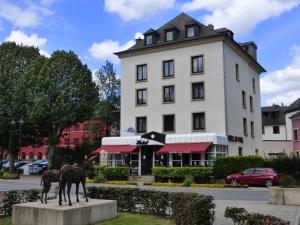 迪基希杜帕克酒店的前面有两匹马的建筑