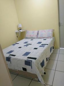 累西腓Recife Centro Apartamento的一张带蓝色和白色被子的床