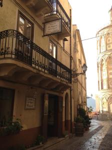 蒙雷亚莱罗坎达雷鲁杰罗酒店的街道上带阳台的建筑