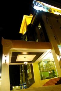 美塞库尔宫殿酒店的一座晚上有灯的建筑