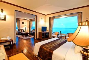 巴色坎巴萨克大酒店的酒店客房设有一张床和一个大窗户