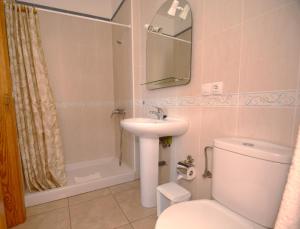 卡利拉Apartamentos Andrea的浴室配有卫生间、盥洗盆和淋浴。