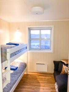 斯屈勒斯塔穆Voss - Apartment with panoramic view的一间卧室设有两张双层床和一扇窗户。