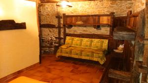San RománCasa O´Crego的石头房子里的小房间,配有床