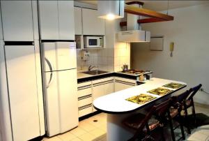 加拉加斯Confortable apto tipo Suite/ Turismo Relax的厨房配有白色橱柜和白色冰箱。
