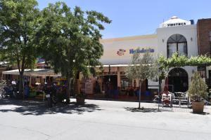 卡法亚特Hostal Virgen del Rosario Cafayate的镇上商店的街景