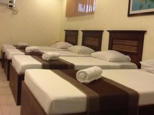 塔比拉兰达温代庄园酒店的一套床垫放在房间里
