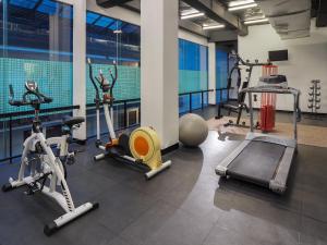 棉兰瑞士-贝林美丹酒店的一间健身房,里面设有数个健身器材
