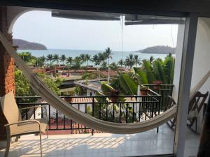 锡瓦塔塔内霍Hotel Villas Ema的海景阳台上的吊床