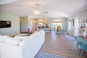 萨尼贝尔Stunning Newly Designed and Renovated Home seconds to the Gulf Of Mexico的一间带白色沙发的客厅和一间厨房