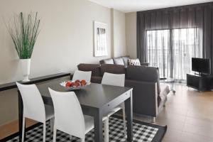 巴塞罗那巴塞罗那格兰德格拉西亚大道公寓酒店的客厅配有桌子和沙发