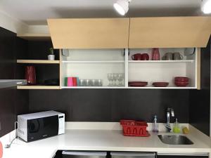 Moderno y funcional departamento Miraflorino的厨房或小厨房