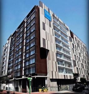 利马Moderno y funcional departamento Miraflorino的一座大建筑,上面有酒店标志