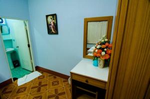 Ban Dong Ma Tun平多伊度假酒店的浴室在带镜子的柜台上摆放着花瓶