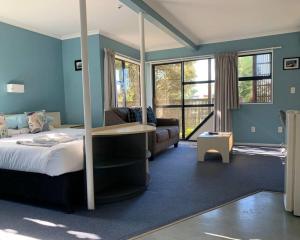 帕拉帕拉乌姆海滩海边莱特汽车旅馆的卧室拥有蓝色的墙壁,配有一张床和一张沙发