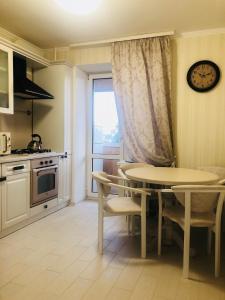 鲍里斯皮尔Classic Apartment的厨房配有桌椅和窗户。