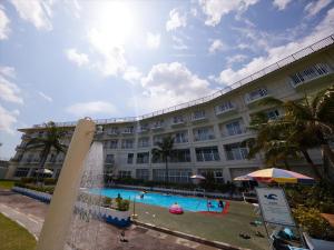恩纳恩纳村美雪度假酒店的一座带游泳池和喷泉的大型建筑