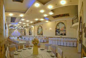 NoratusOazis的宴会厅配有白色的桌子和白色的椅子