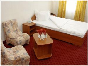 克卢日-纳波卡维拉卡萨艾利西弗酒店的酒店客房带一张床、一张桌子和椅子