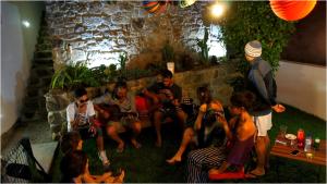加亚新城盖亚波尔图旅馆的一群人坐在草地上