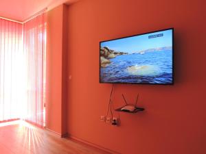 希萨里亚Хисаря ВИП апартаменти的挂在墙上的平面电视